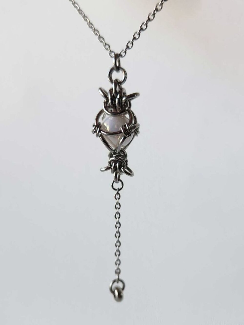 Vintage white pearl and silver rosary necklace with a small silver chain - Picture 5 of 9